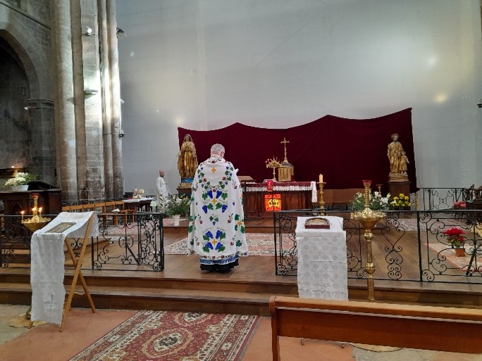 Divine Liturgie dans la Basilique en réfection